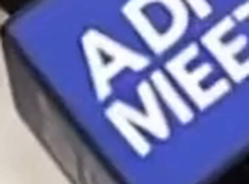 A tighter 6x crop of the bottom line of the right mic flag, resolving the individual letters M, I, E, E, T